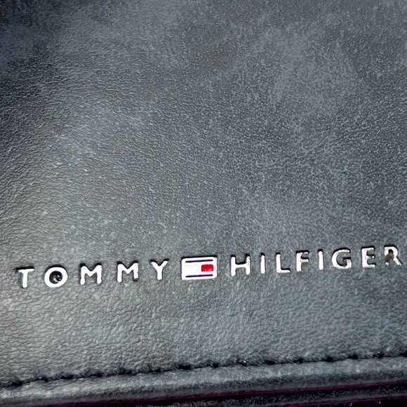 TOMMY HILFIGER, BLACK LEATHER, VALET ALSO LEATHER, TRI FOLD, RFID PROTECTION - Picture 4 of 16
